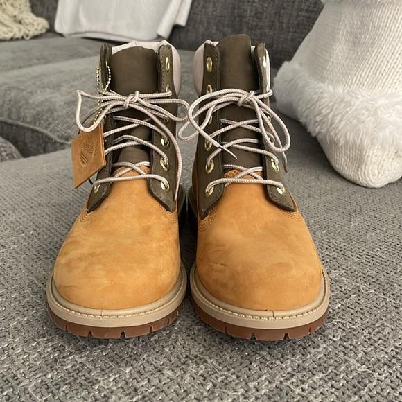 NWT TIMBERLAND Waterproof Boots! - Picture 3 of 12
